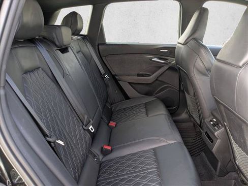 Used 2025 Audi SQ6 e-tron Premium Plus AWD/4WD image 16