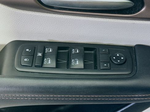 Used 2019 Chrysler Pacifica Touring-L Plus w/ Advanced Safetytec Group FWD image 15