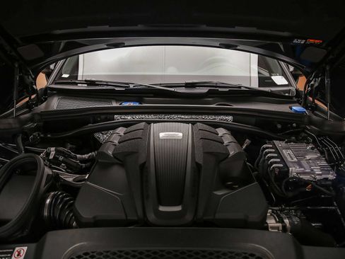 Certified 2025 Porsche Macan S AWD/4WD image 33