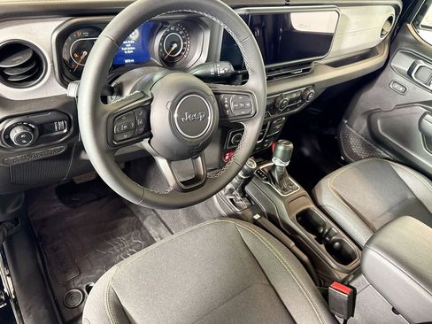 Used 2025 Jeep Gladiator Sport image 9