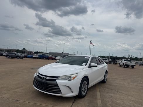 Used 2017 Toyota Camry SE FWD image 9