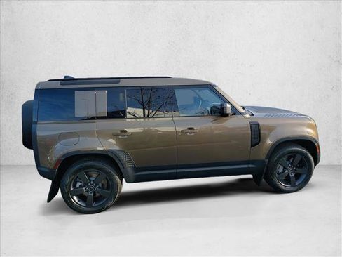 Used 2025 Land Rover Defender 110 S image 3