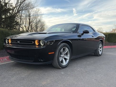 Used 2018 Dodge Challenger SXT image 8