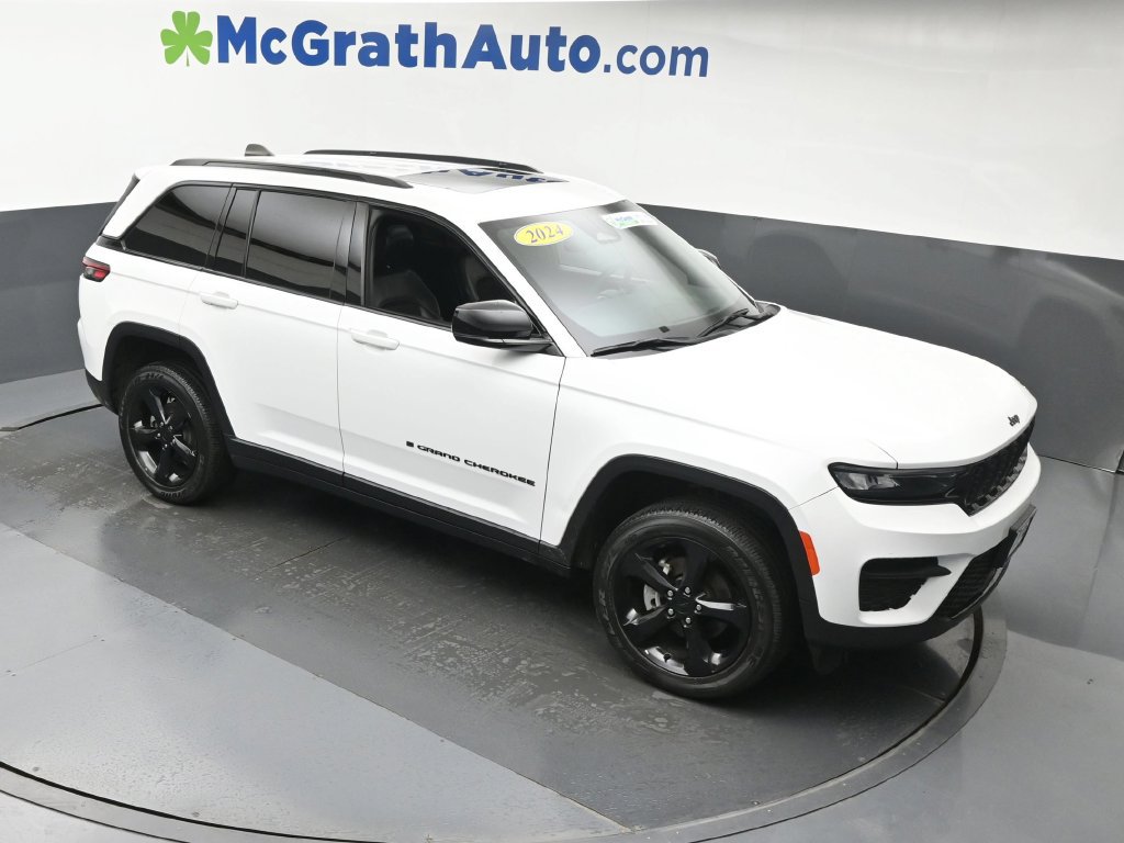 Used 2024 Jeep Grand Cherokee Altitude AWD/4WD image 3