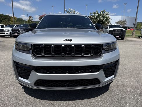 Used 2026 Jeep Grand Cherokee Limited AWD/4WD image 2