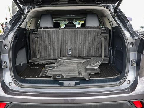 Used 2023 Toyota Highlander XLE FWD image 32