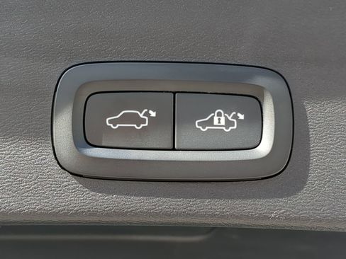 Used 2023 Volvo XC40 B5 Plus image 39