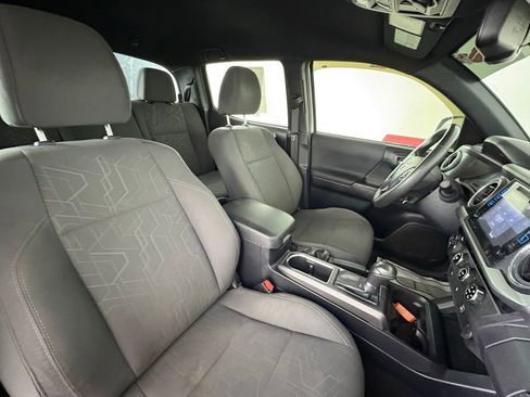 Used 2017 Toyota Tacoma TRD Off-Road w/ Tow Package (A/T) AWD/4WD image 31