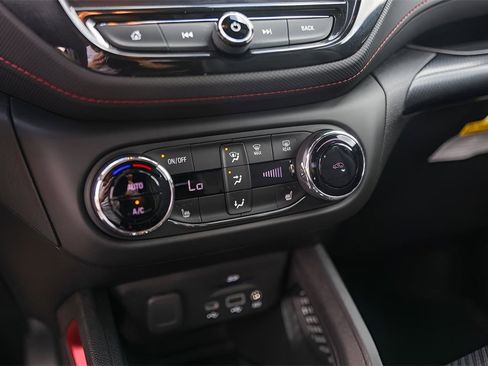 Used 2021 Chevrolet TrailBlazer RS w/ Technology Package image 19