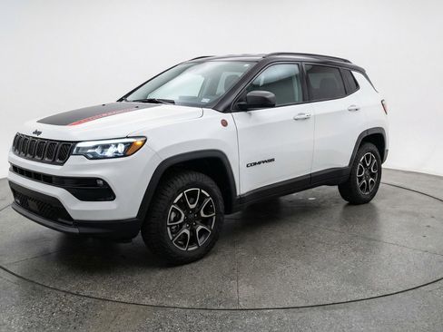 Used 2025 Jeep Compass Trailhawk AWD/4WD image 3