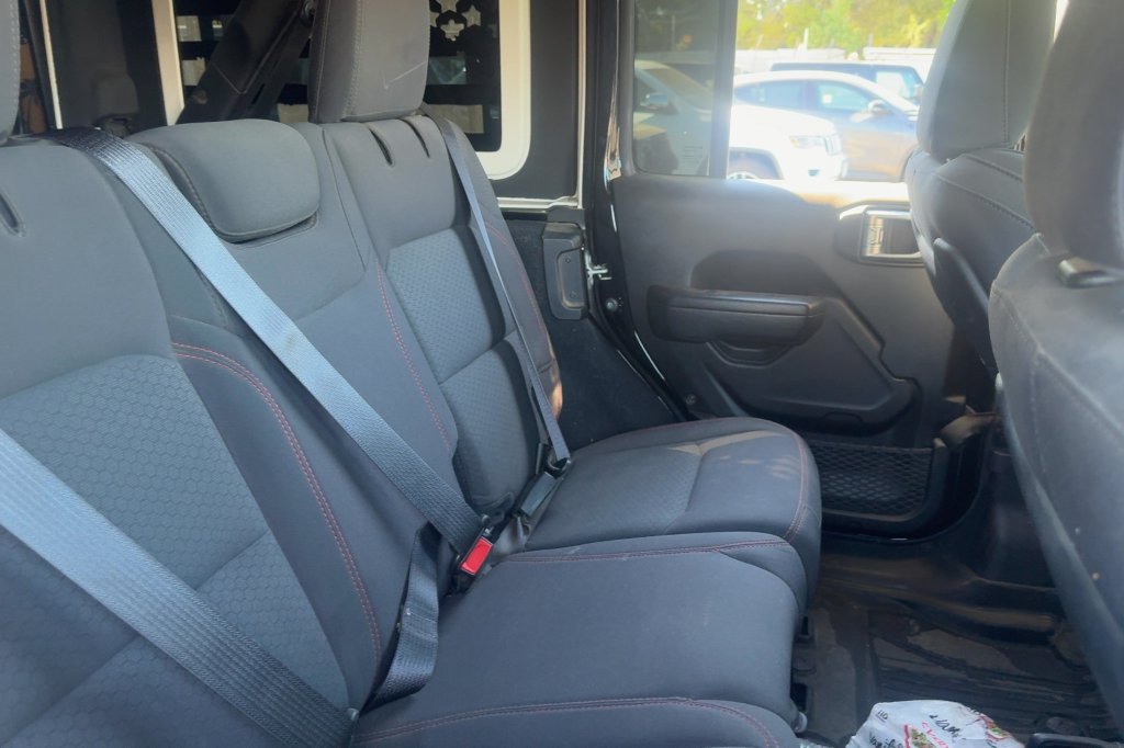Used 2022 Jeep Wrangler Unlimited Rubicon AWD/4WD image 13