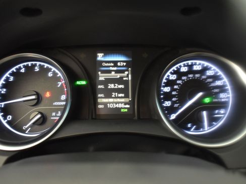 Used 2018 Toyota Camry LE image 15