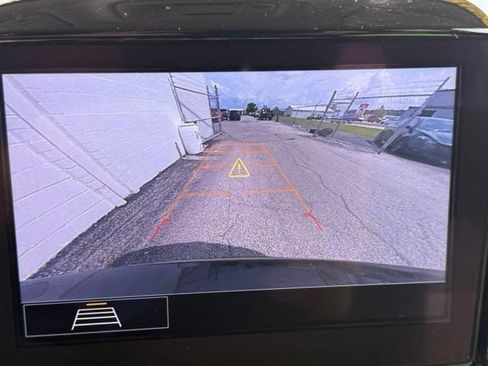 Used 2021 Chevrolet Traverse LT FWD image 2
