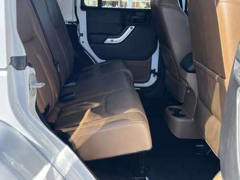 Used 2016 Jeep Wrangler Unlimited Sahara image 21