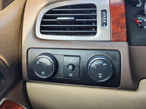 Used 2014 Chevrolet Suburban LTZ image 18