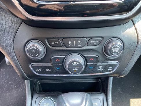Used 2019 Jeep Cherokee Limited AWD/4WD image 19