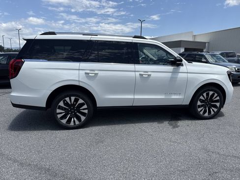 Used 2025 Ford Expedition Platinum w/ Driver's Package AWD/4WD image 9