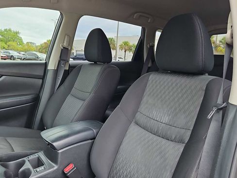 Used 2020 Nissan Rogue SV w/ Premium Package image 13