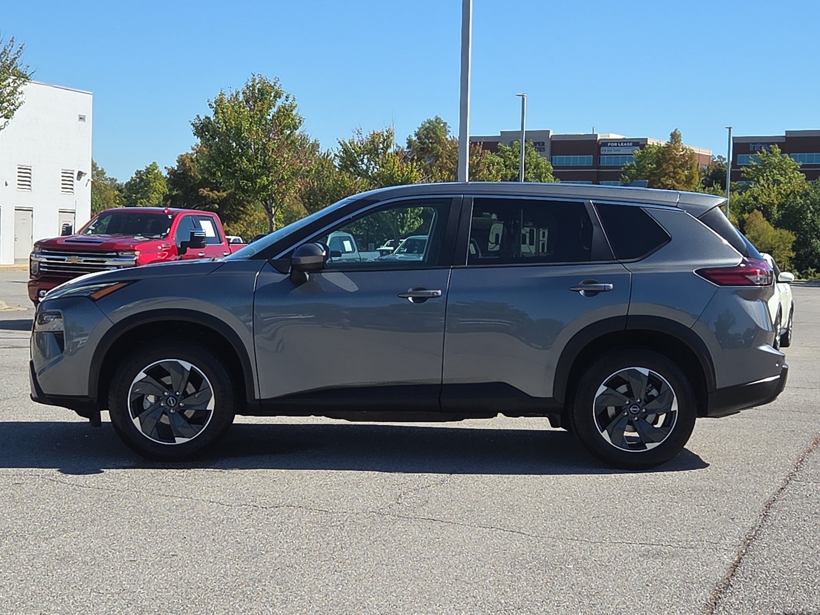 Used 2024 Nissan Rogue SV AWD/4WD image 3