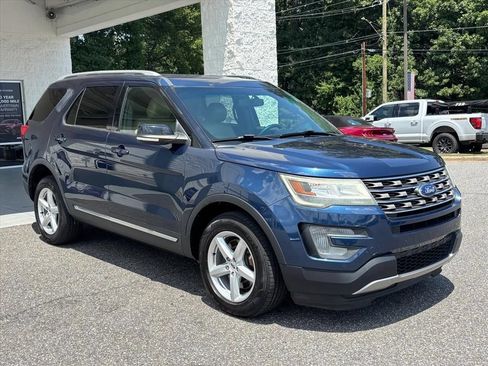 Used 2017 Ford Explorer XLT w/ Equipment Group 202A AWD/4WD image 21