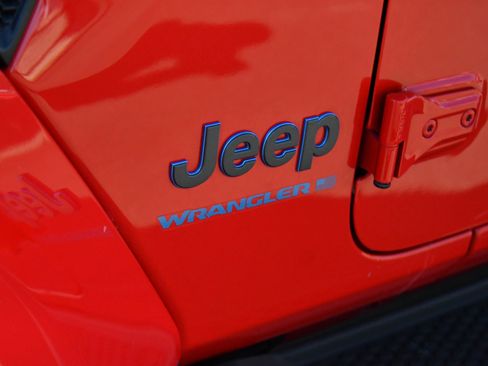 Used 2025 Jeep Wrangler Sahara image 14