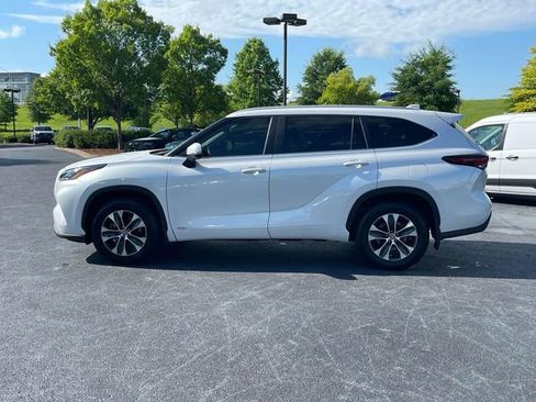 Used 2024 Toyota Highlander XLE AWD/4WD image 6