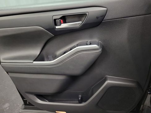 Used 2024 Toyota Highlander XLE image 24