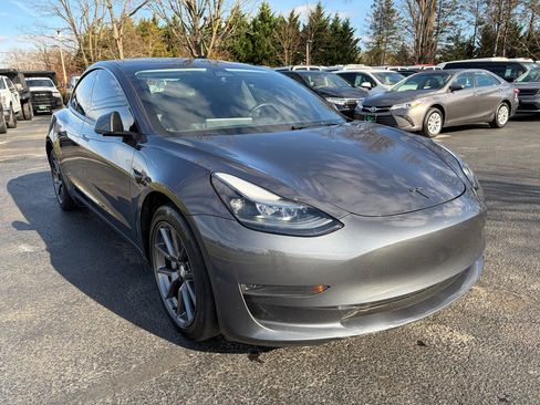 Used 2023 Tesla Model 3 Standard Range image 4
