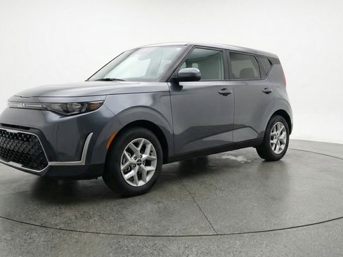 Used 2025 Kia Soul LX w/ LX Technology Package FWD image 3