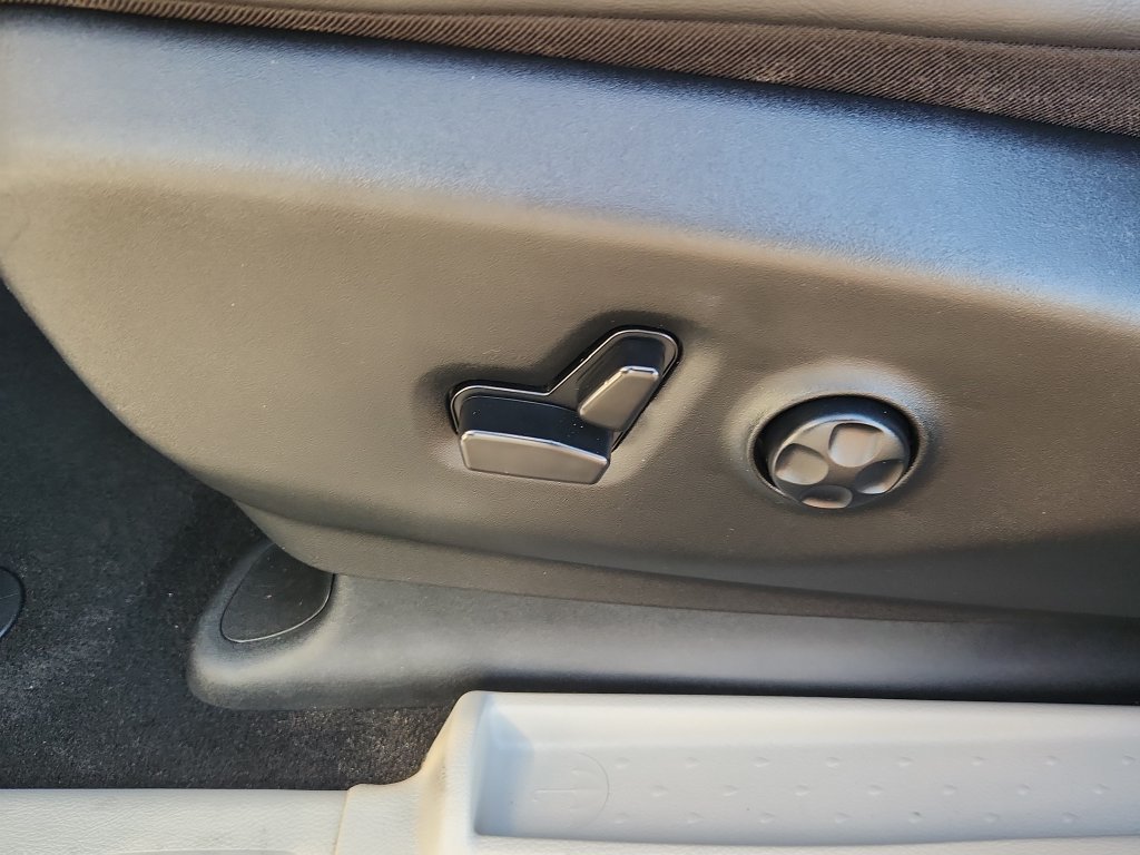 Used 2023 Chrysler Pacifica Touring-L FWD image 8