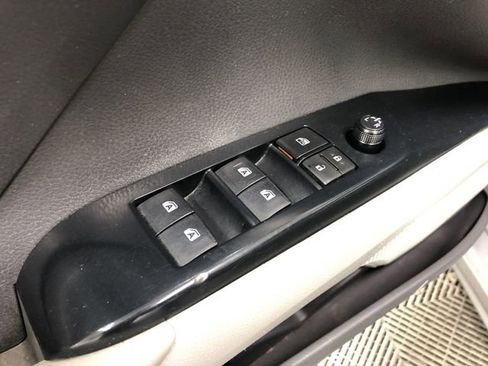 Used 2020 Toyota Camry SE image 12