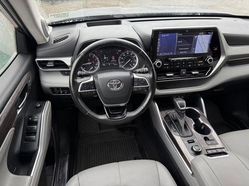 Certified 2022 Toyota Highlander Platinum image 17
