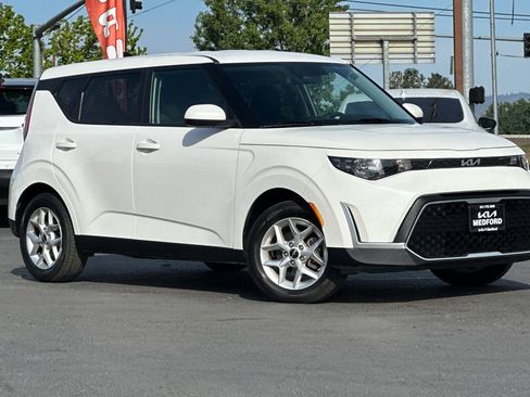 Used 2025 Kia Soul LX w/ LX Technology Package FWD image 2