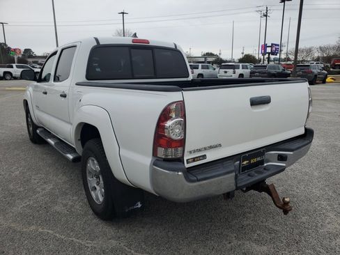 Used 2015 Toyota Tacoma Base image 2