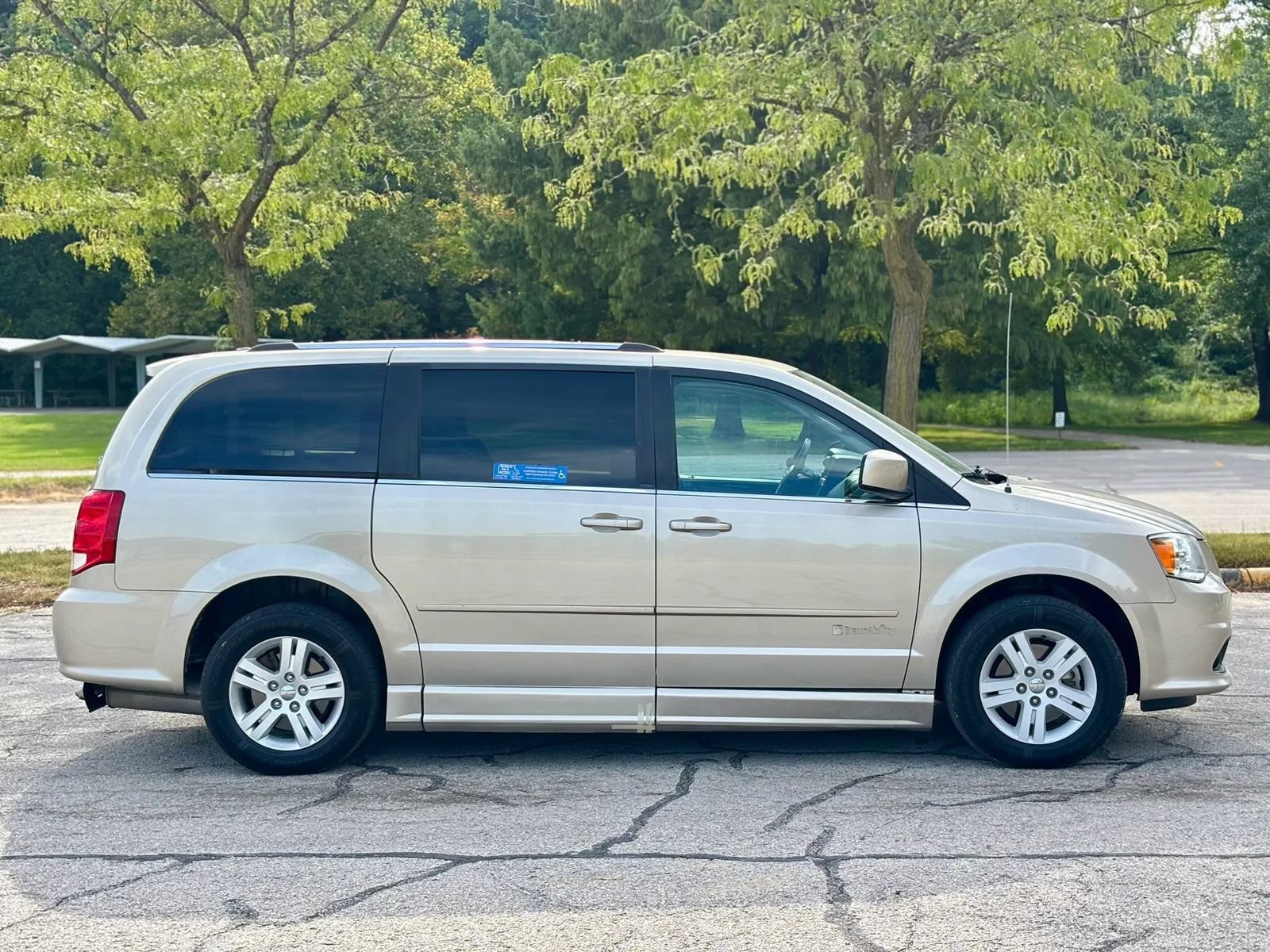 Used 2013 Dodge Grand Caravan Crew FWD image 4