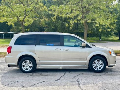Used 2013 Dodge Grand Caravan Crew FWD image 4