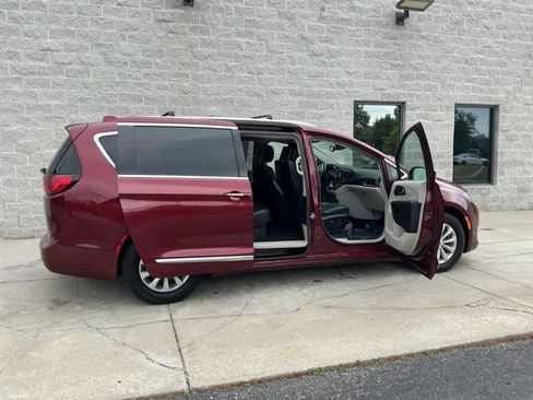 Used 2018 Chrysler Pacifica Touring-L Plus FWD image 15