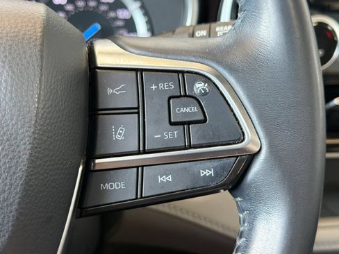 Used 2021 Toyota Highlander XLE AWD/4WD image 28