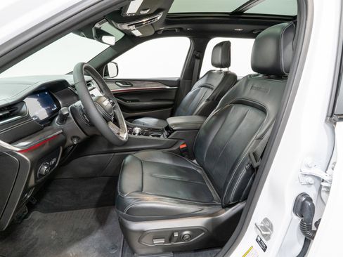 Used 2025 Jeep Grand Cherokee L Overland AWD/4WD image 16