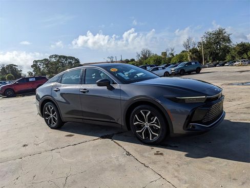 Used 2023 Toyota Crown Limited image 3