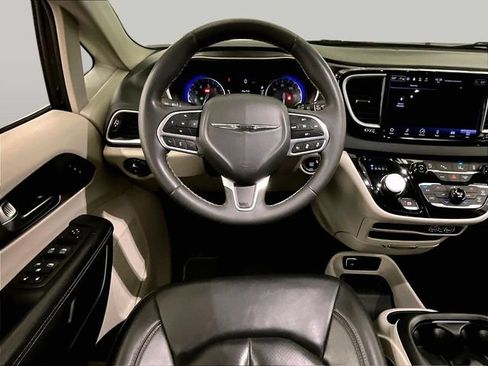 Used 2023 Chrysler Pacifica Touring-L FWD image 5