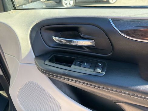 Used 2015 Chrysler Town & Country Touring image 29