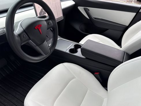 Used 2022 Tesla Model Y Long Range image 11