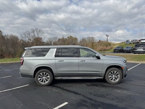 Used 2024 Chevrolet Suburban LT w/ LT Signature Plus Package image 2