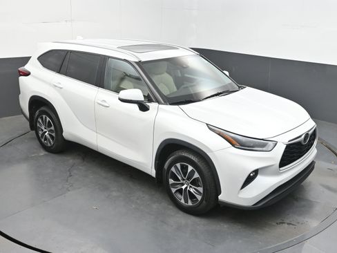 Used 2022 Toyota Highlander XLE AWD/4WD image 31