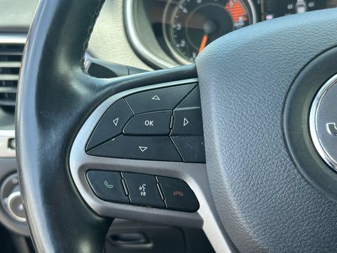 Used 2019 Jeep Cherokee Latitude Plus w/ Comfort/Convenience Group AWD/4WD image 21