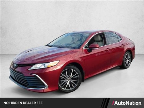 Used 2022 Toyota Camry XLE FWD image 1