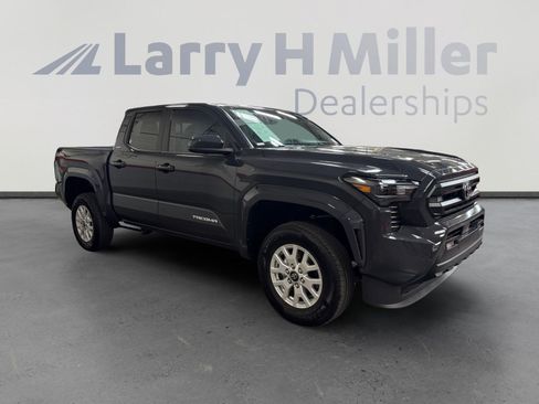 Certified 2025 Toyota Tacoma SR5 AWD/4WD image 7