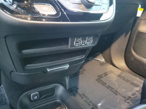 Used 2025 Chrysler Voyager LX FWD image 19