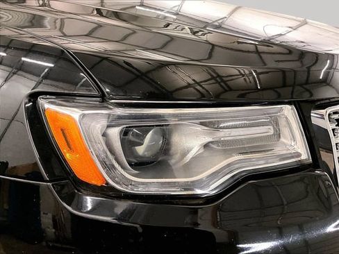 Used 2020 Jeep Grand Cherokee Overland AWD/4WD image 27